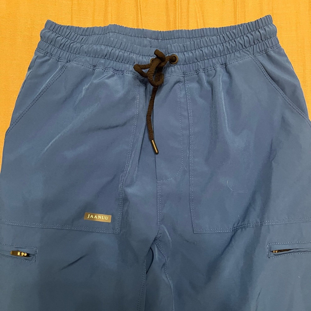 Size medium Jaanuu men’s jogger scrubs!